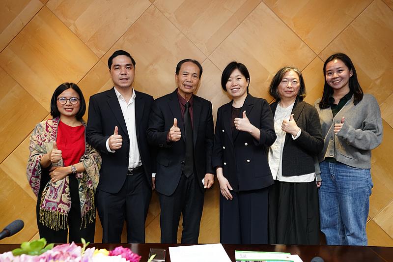 文化大學國際處王青組長（右3）與阮廌大學校長（左3）及代表團合影。