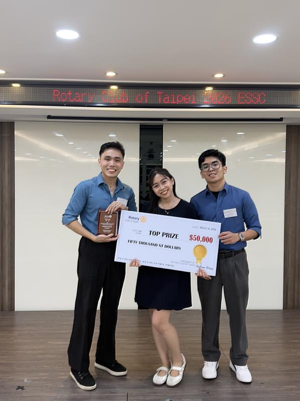 第1名：SafetyLink Taiwan 團隊，作品名稱：「SafetyLink」。成員由左至右為Von Breznev A. Mendres（南臺科大資訊工程系）、Jean Amberlay A. Mendres（南臺科大資訊工程系）、Jerome Benedict D. Sawal（南臺科大國際企業系）。