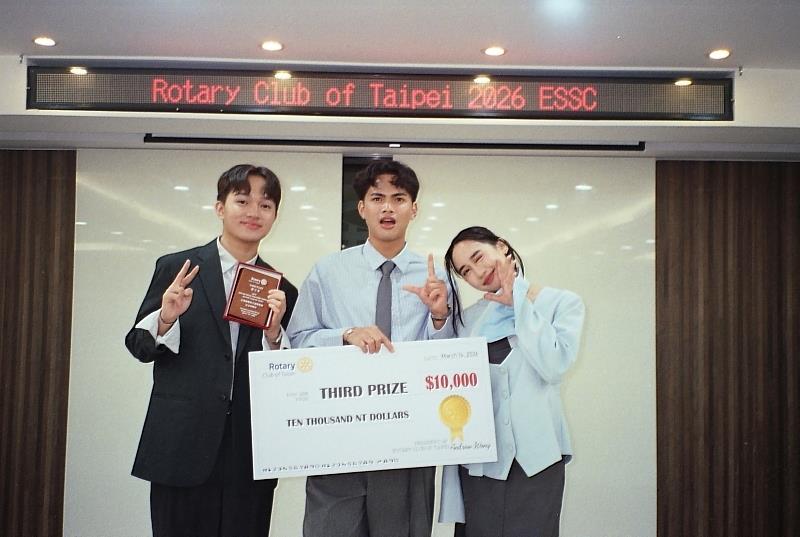 第3名：L.I.N.K. 團隊，作品名稱：「L.I.N.K. — 連結國際與在地知識」。成員由左至右為Stephen Lloyd Anthony M. Raganas、Seth John A. Cansancio、Hannah M. Hassan（皆為南臺科大國際企業系）。