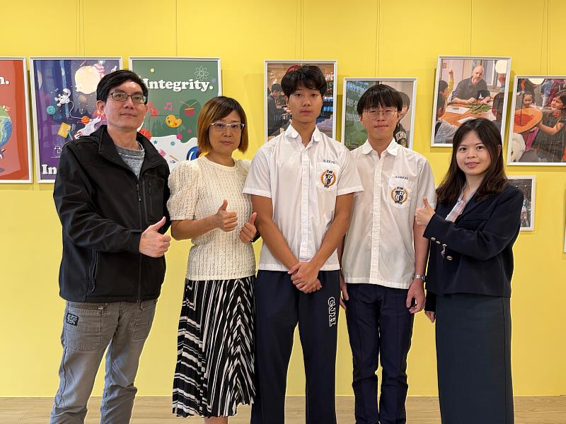 中信高中學生林煒恩（左3）和黃勻宏（右2）與學校師長大合照。（圖／中信國際學校提供）