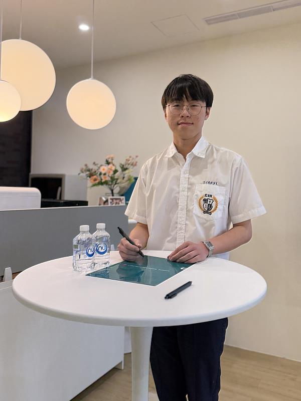 中信高中學生黃勻宏錄取國立臺灣大學法律學系法學組。（圖／中信國際學校提供）