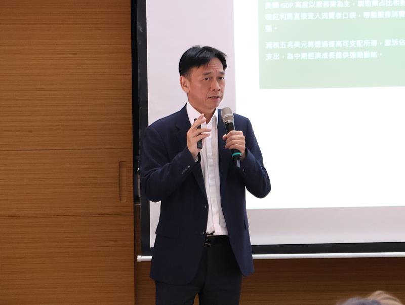 張錫從全球宏觀經濟與地緣政治切入，深入剖析美國政策走向與AI產業發展脈絡。