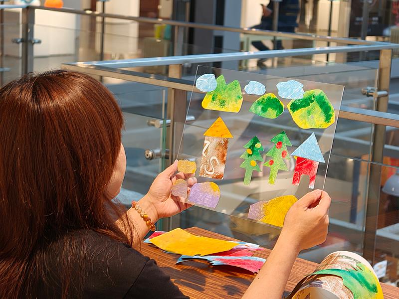 參與者將剪貼完成的色塊拼貼於透明板上，建構屬於自己的山居風景。