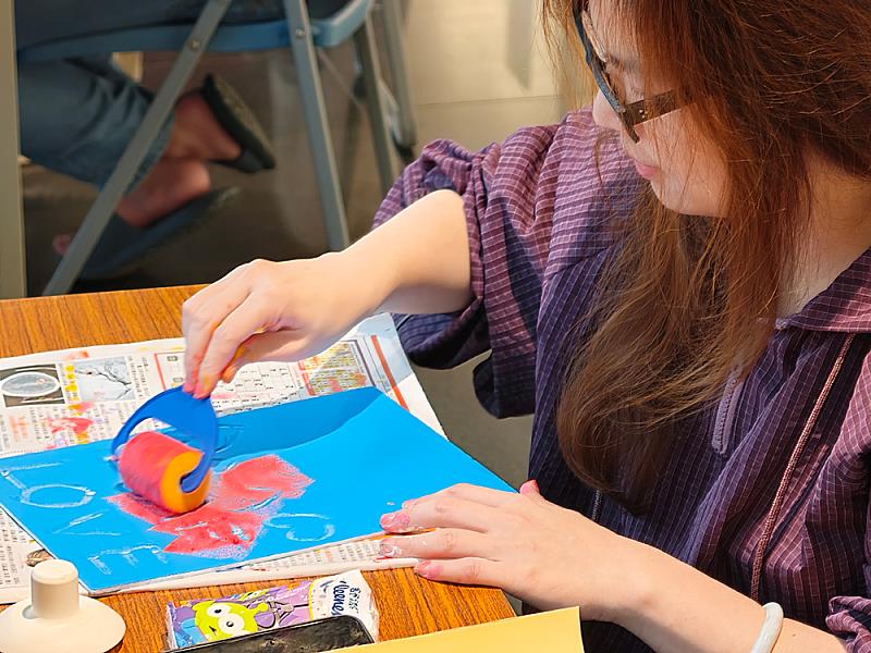 工作坊從自由上色開始，透過顏料流動與堆疊，形成多變的色彩基底。