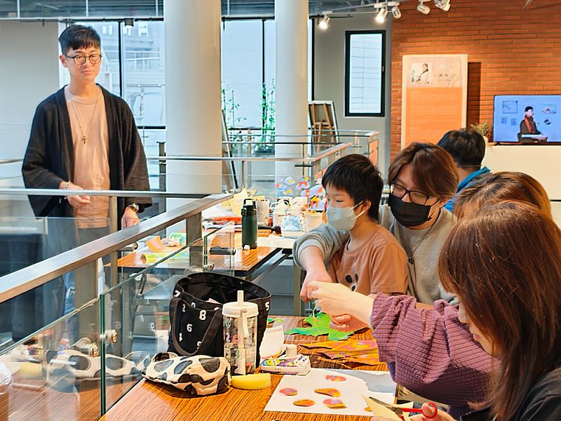 工作坊現場氣氛熱絡，參與者透過剪貼與組合，共同完成多樣風景作品。