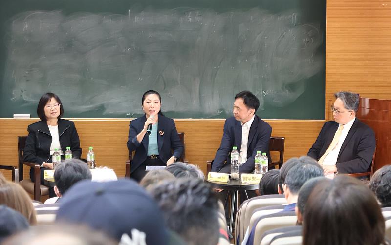 在綜合座談環節，陳舒琴總會長（左2）建議企業應及早建立跨國分散的資產架構，並善用AI進行整體策略整合；游麗玲局長（左1）則分享市府如何協助在地企業拓展海外市場，並提供稅務延期與融資協助等配套措施。