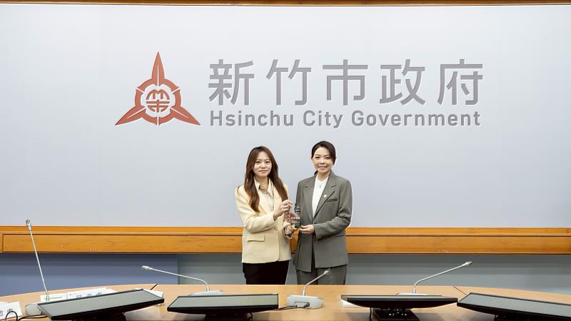 民政處長施淑婷獻獎。