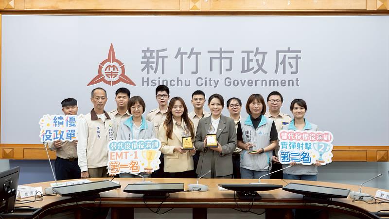 役政業務績優獻獎合影。