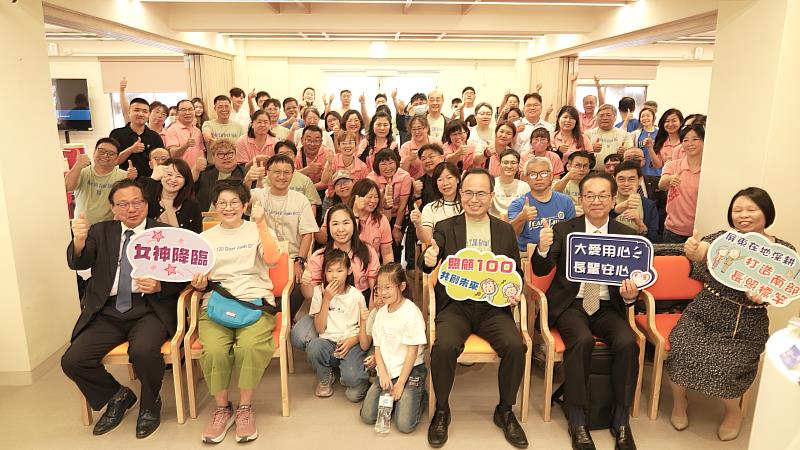 屏東縣鹽埔鄉愛仁日間照顧中心開幕活動合影。