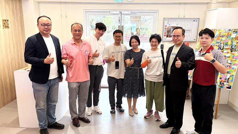 大仁科技大學周德光校長與大愛長照體系邱秋華董事長合等人合影。