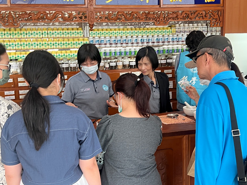 參觀中草藥科技研究中心暨實習中藥局。