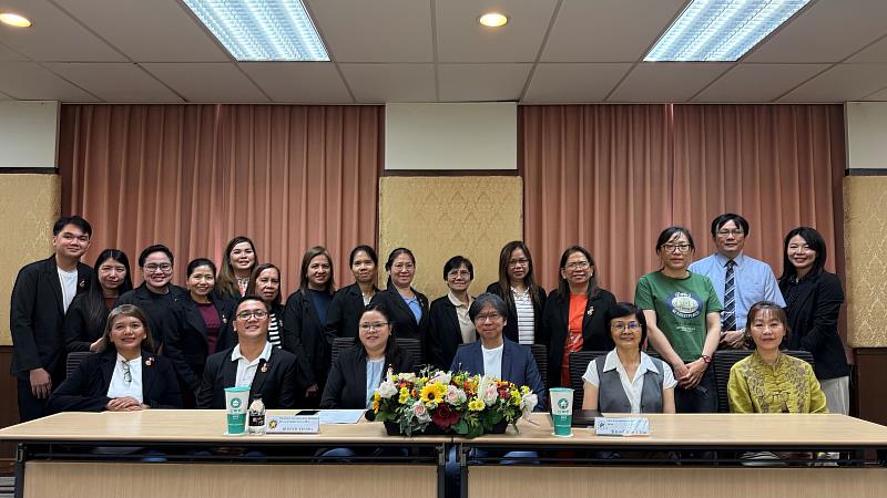崑山科大攜手菲律賓理工大學共同舉辦「國際行政與財務管理經驗交流會」,與會人員合影。