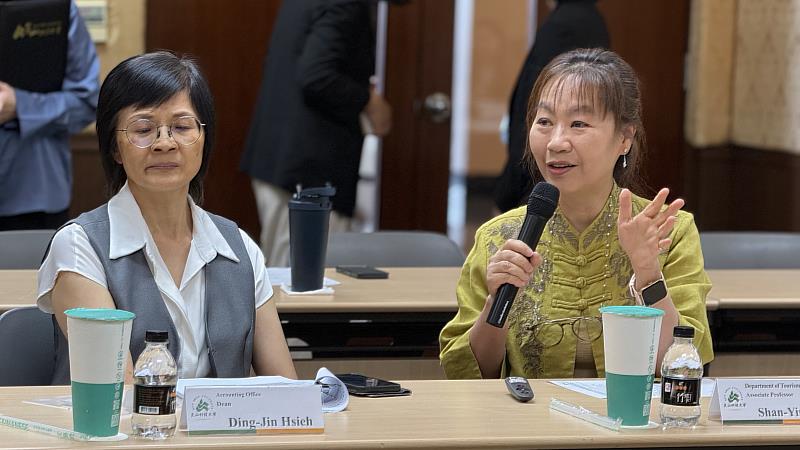會計室謝定錦主任(左)及吳姍頴教授(右)進行經驗分享。