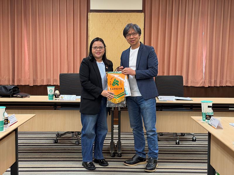 邱國峻國際長（右）致贈禮品予菲律賓理工大學預算服務辦公室主任 Queen D. Franad（左）。