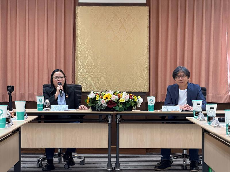 菲律賓理工大學預算服務辦公室主任Queen D. Franad（左）分享相關經驗。