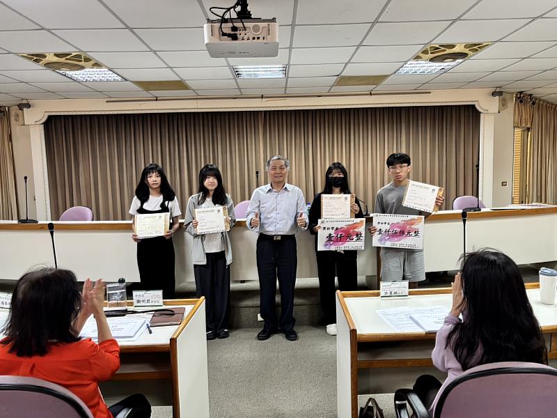 侯順雄副校長（中）頒獎給通過中高等及中等證照學生。