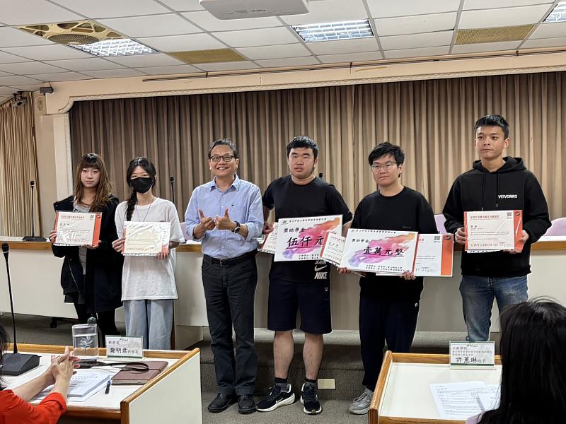 鐘俊顏副校長(左3)頒獎給通過優等、高等學生,蔡韋翔(右2)獲頒1萬元獎金。