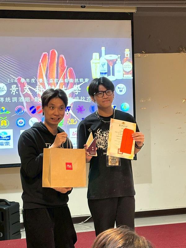 崑大餐飲系林鉦哲（右）憑藉精湛的拉花作品《獅子》奪得景大盃全國冠軍。