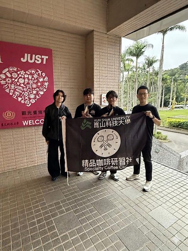 產品開發營運處處長暨餐飲管理及廚藝系助理教授施智偉（右）親自帶領學生參賽。