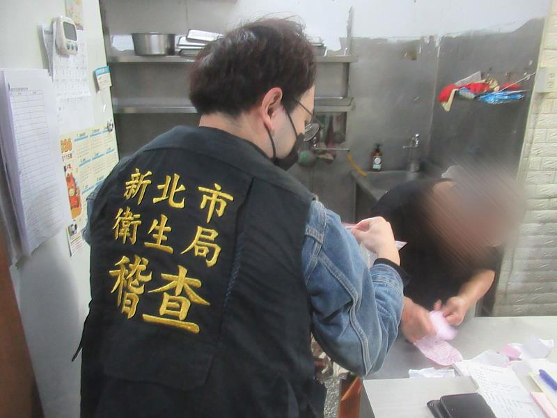 新北市政府衛生局至餐飲店抽驗大黑豆干。