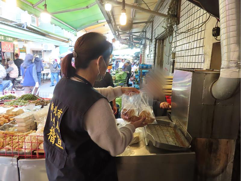新北市政府衛生局至傳統市場攤商抽驗豆干。