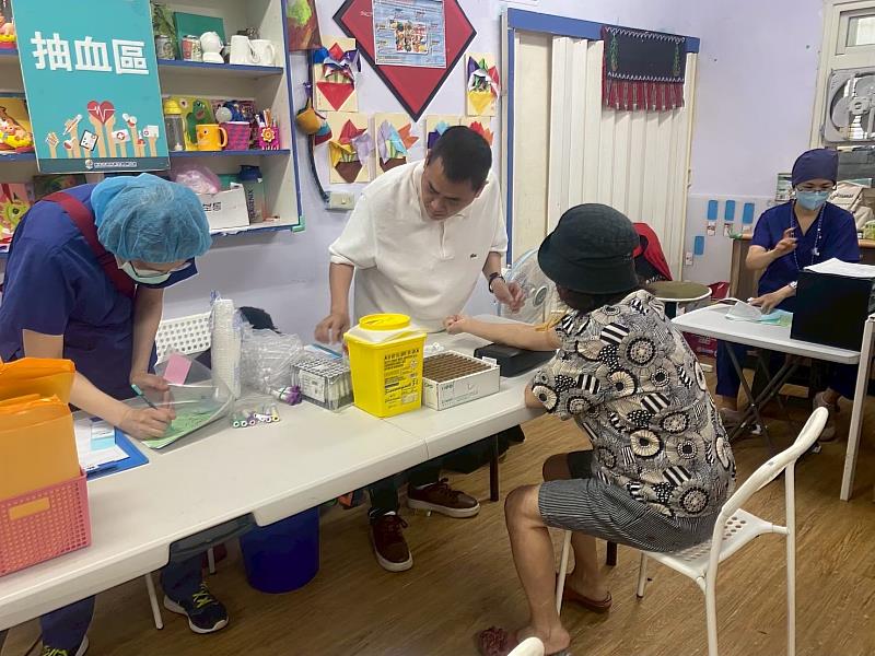 衛生所護理師為民眾抽血執行「丙型干擾素釋放試驗IGRA」。