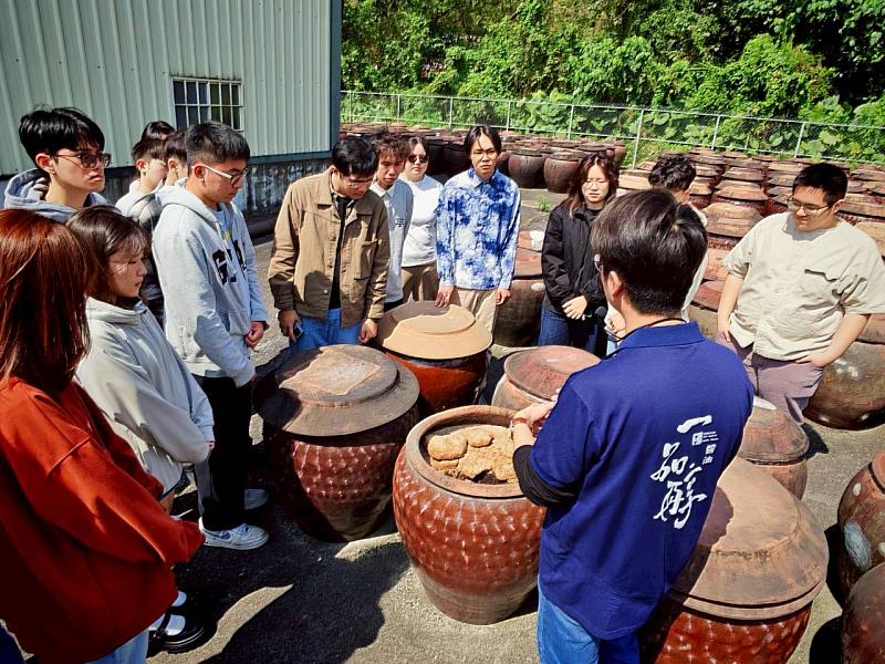 導覽員解說陳釀5年的醬油。