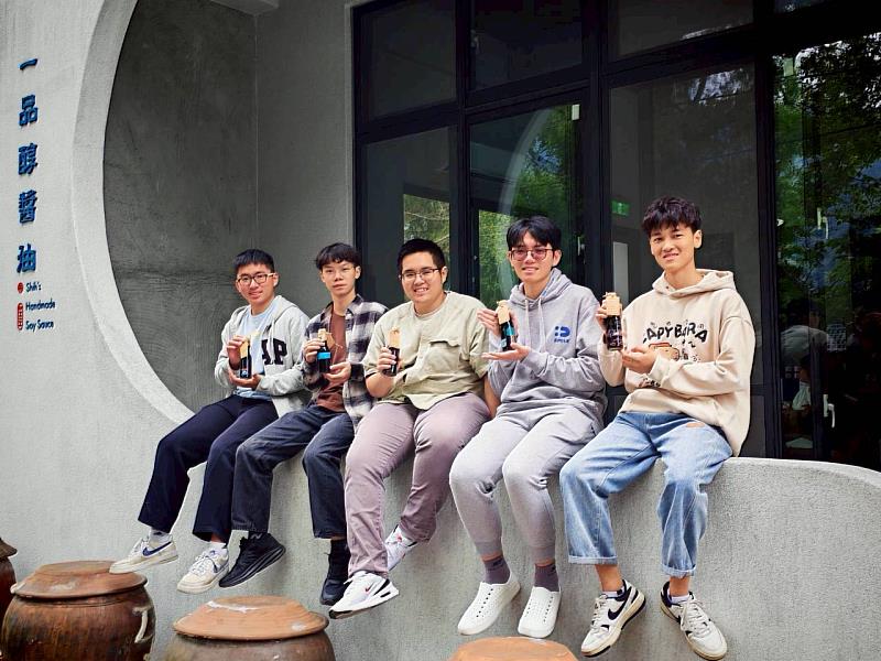 參與同學完成自己的醬油。