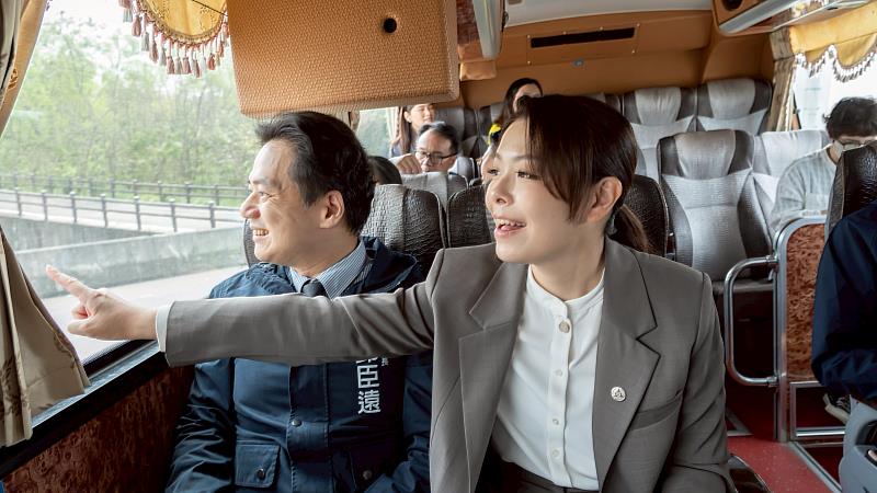 高虹安市長邀民眾搭乘新竹觀光巴士，一次飽覽香山之美。