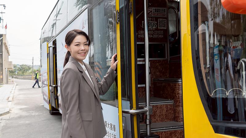 高虹安市長邀民眾搭乘新竹觀光巴士，一次飽覽香山之美。