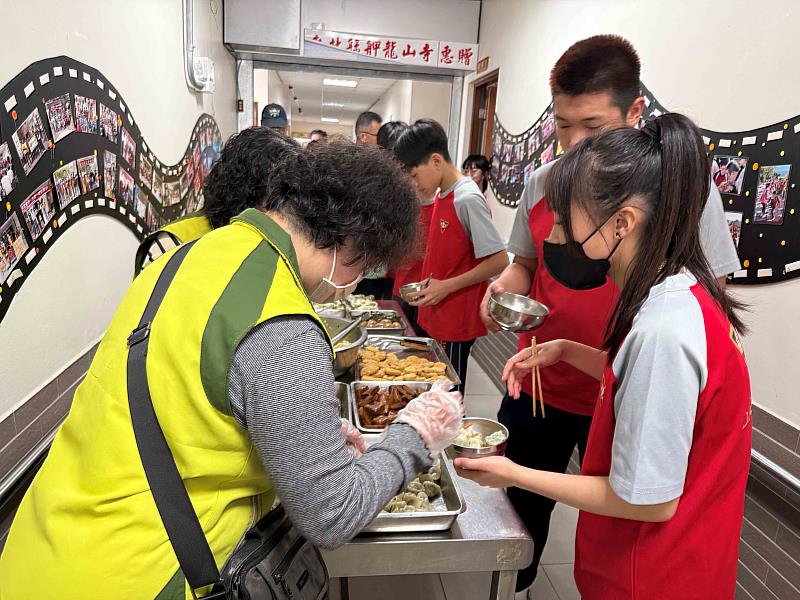 115年苗栗縣救國團「健康苗栗、幸福學習公益系列活動」聽故事、玩競賽！大湖學子走進廣愛教養院 跨世代共譜溫馨午餐情