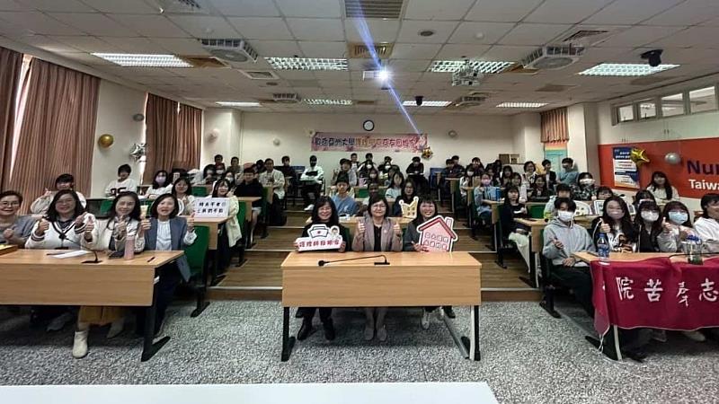 亞大護理學院院長兼護理學系主任吳樺姍(中間第1排右2)、傑出系友姚雅馨護理師(中間第1排右1),與護理學系畢業系友、在學生、師長合影。