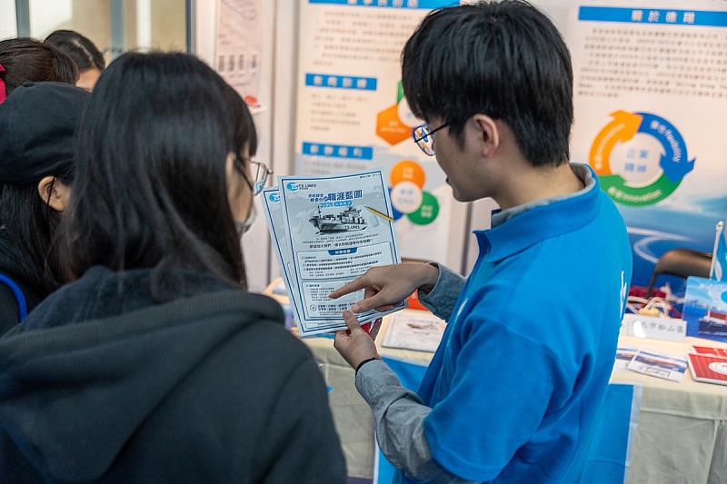 海大學生與企業面對面交流。