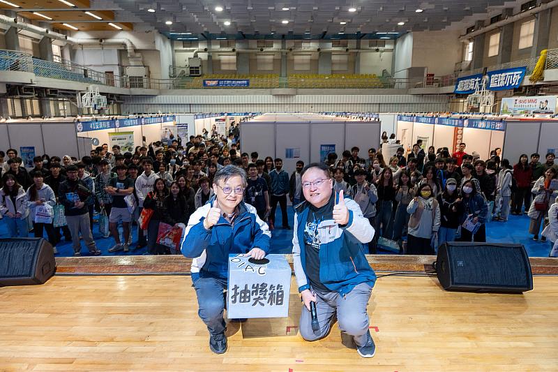 海大林泰源教務長及蘇健民副學務長與校園徵才博覽會現場學生合影。