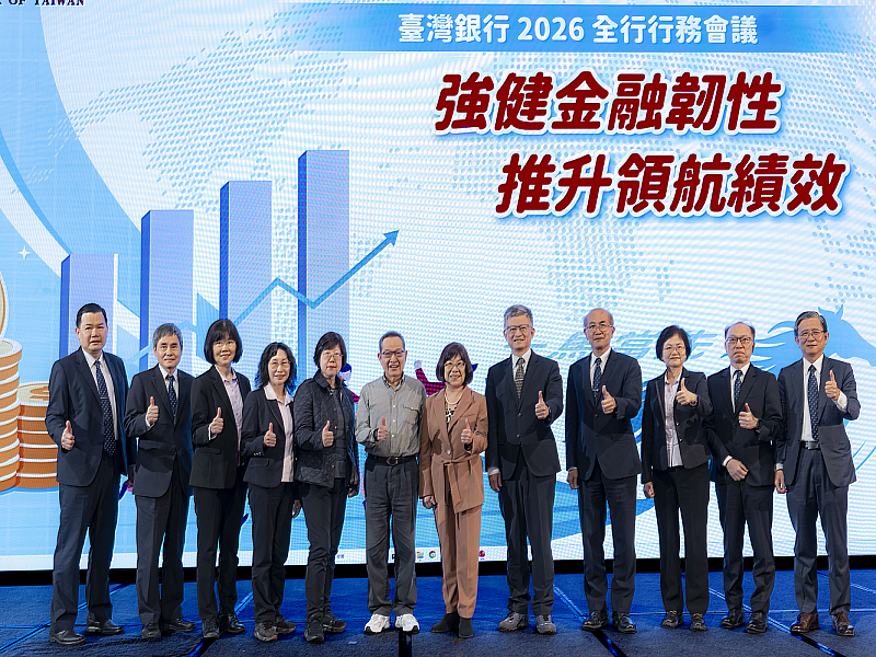 115.03.20臺灣銀行2026全行行務會議邀請中華經濟研究院曹董事長添旺(左6)進行專題演講,並與凌董事長忠嫄(左7)、吳總經理佳曉(右5)、金控施總經理瑪莉(左5)及經營團隊於大會會場合影留念。