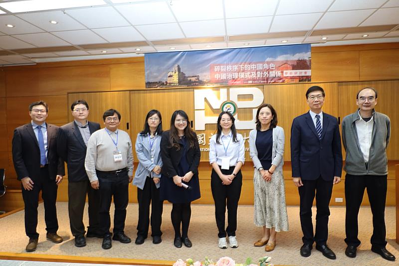 與會學者合影。