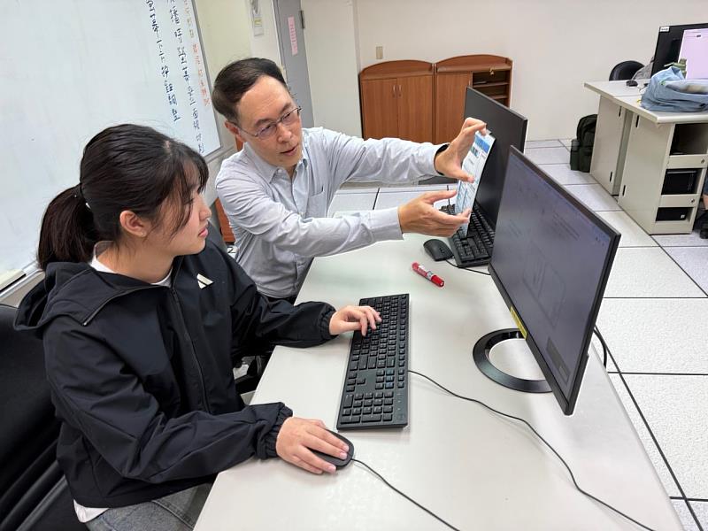 時文中老師（右）指導邱佳綺同學（左），利用3D建模活動來評量大學生的發散思維創造力。