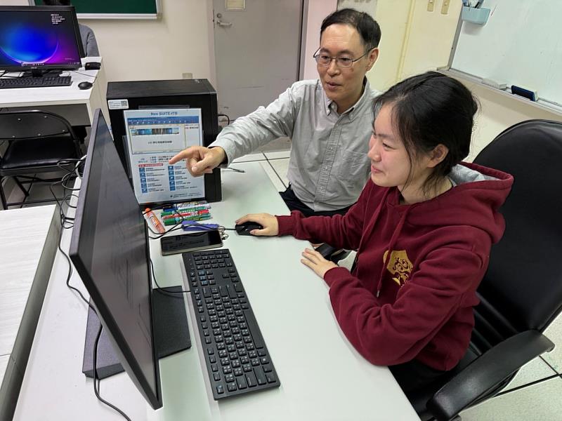 馮思斯同學(右)在時文中教授指導下,透過生成式人工智慧設計批判性思考對話系統。