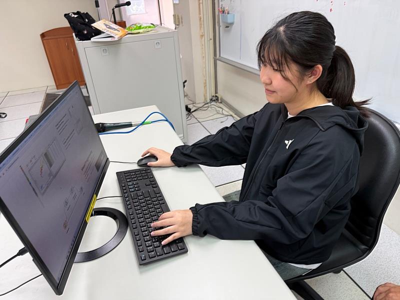 邱佳綺同學利用3D建模活動,專注於「創造力評量」研究計畫。