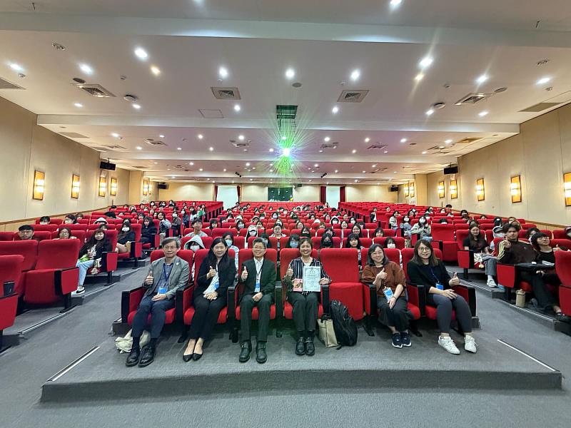 亞大幼教系學術研討會全體大合照，全場高人氣展現凝聚力，師生與專家共同探討SEL與融合教育，落實「培育影響下一世代人師」的教育願景。