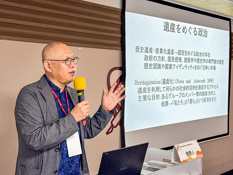 世新大學日本姊妹校縣立廣島大學副校長上水流久彥從「共享遺產」觀點剖析日治時期建築。(世新大學提供)