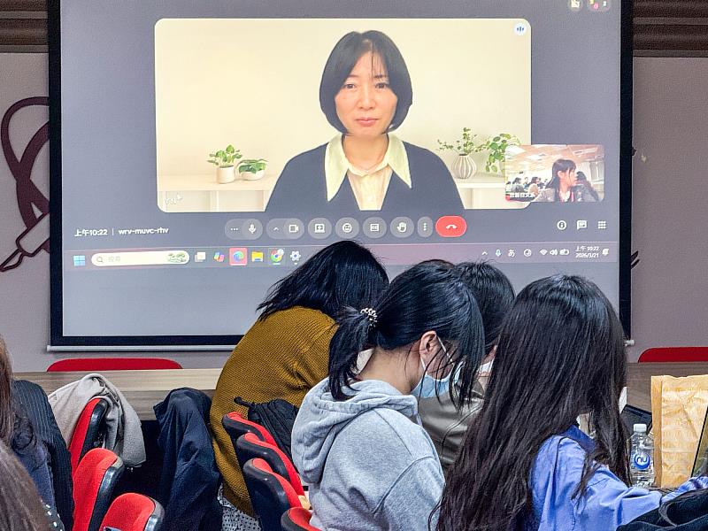 韓國外國語大學教授中村八重以遠端演講,分享韓國飲食文化變遷的他者角色。(世新大學提供)