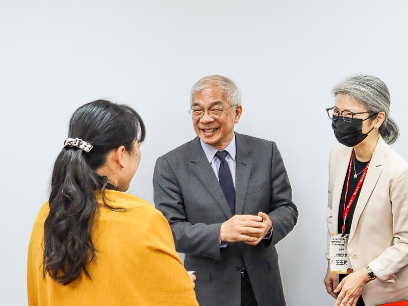 世新大學校長陳清河(中)樂見國內外學者共聚世新研討「日本學」。(世新大學提供)