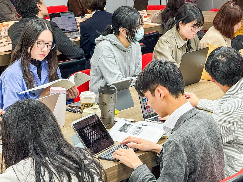國內外「日本學」的研究生與師長齊聚世新大學。(世新大學提供)