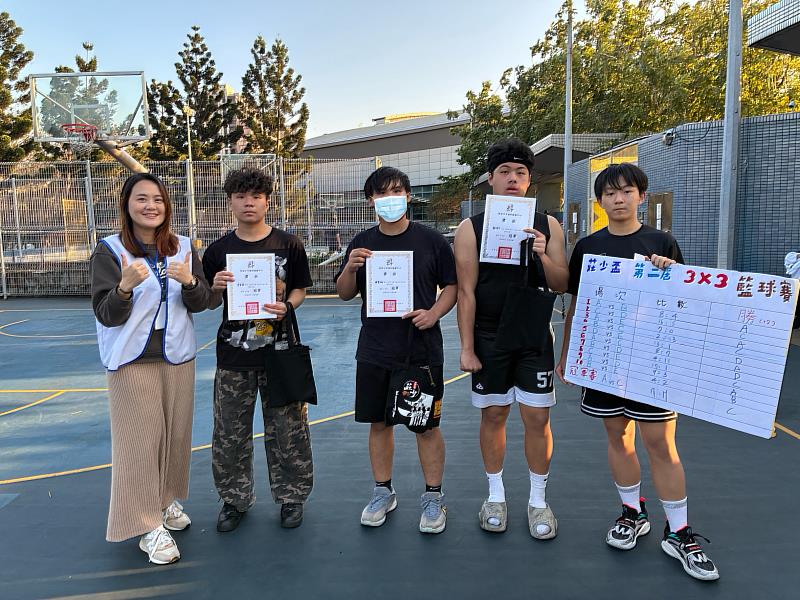 冠軍組頒獎合影。