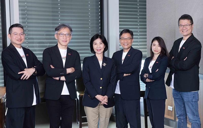 遠傳2025年再繳出亮眼成績單，總營收、獲利等主要財務指標齊創歷史新高，2026年將以「放大三策略」驅動新一波成長曲線。左起：投資人關係與投資事業處資深協理賴晴風、通路與商品行銷事業群執行副總經理趙憶南、總經理井琪、個人家庭電信及娛樂服務事業群資深副總經理朱承恩、公關暨企業永續長林慧珊、娛樂事業營運長蔡俊榮