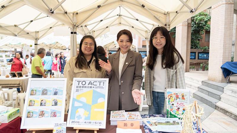 市長高虹安與攤位同仁合影。