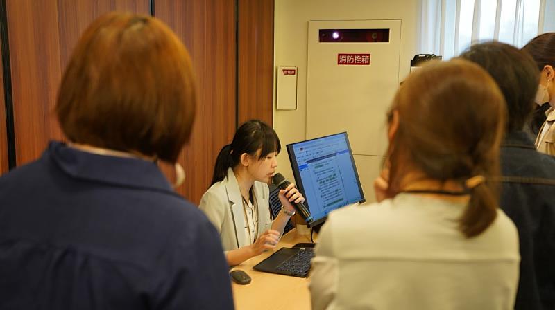 中場休息來賓至攤位體驗AI生成公文。