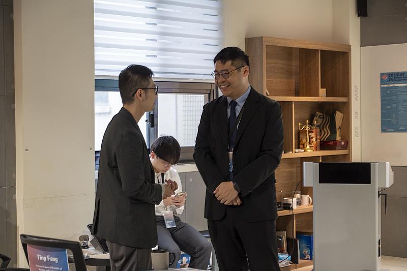 語言中心助理教授方挺（左）與臺師大教務處共同教育委員會外文組講師賴國維（右）於會中交流雙語教育研究與教學經驗。