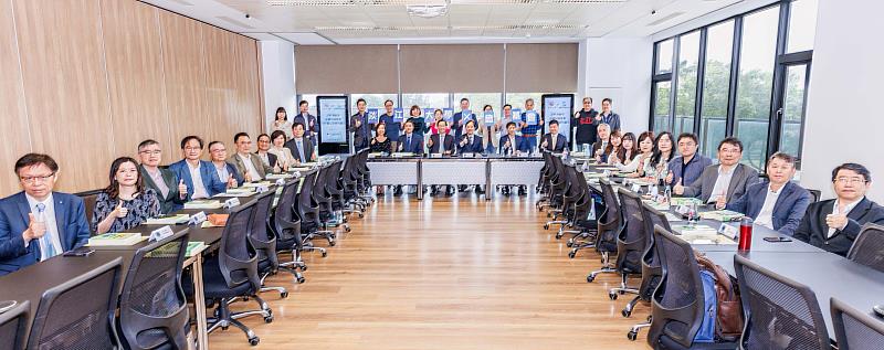 「證照測驗與金融知識推廣合作備忘錄」簽約儀式大合照。（圖／淡江大學提供）